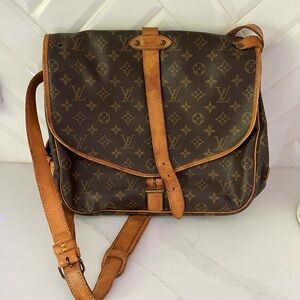 Authentic Saumur 35 Louis Vuitton crossbody. PLEASE NOTE grommet is missing.